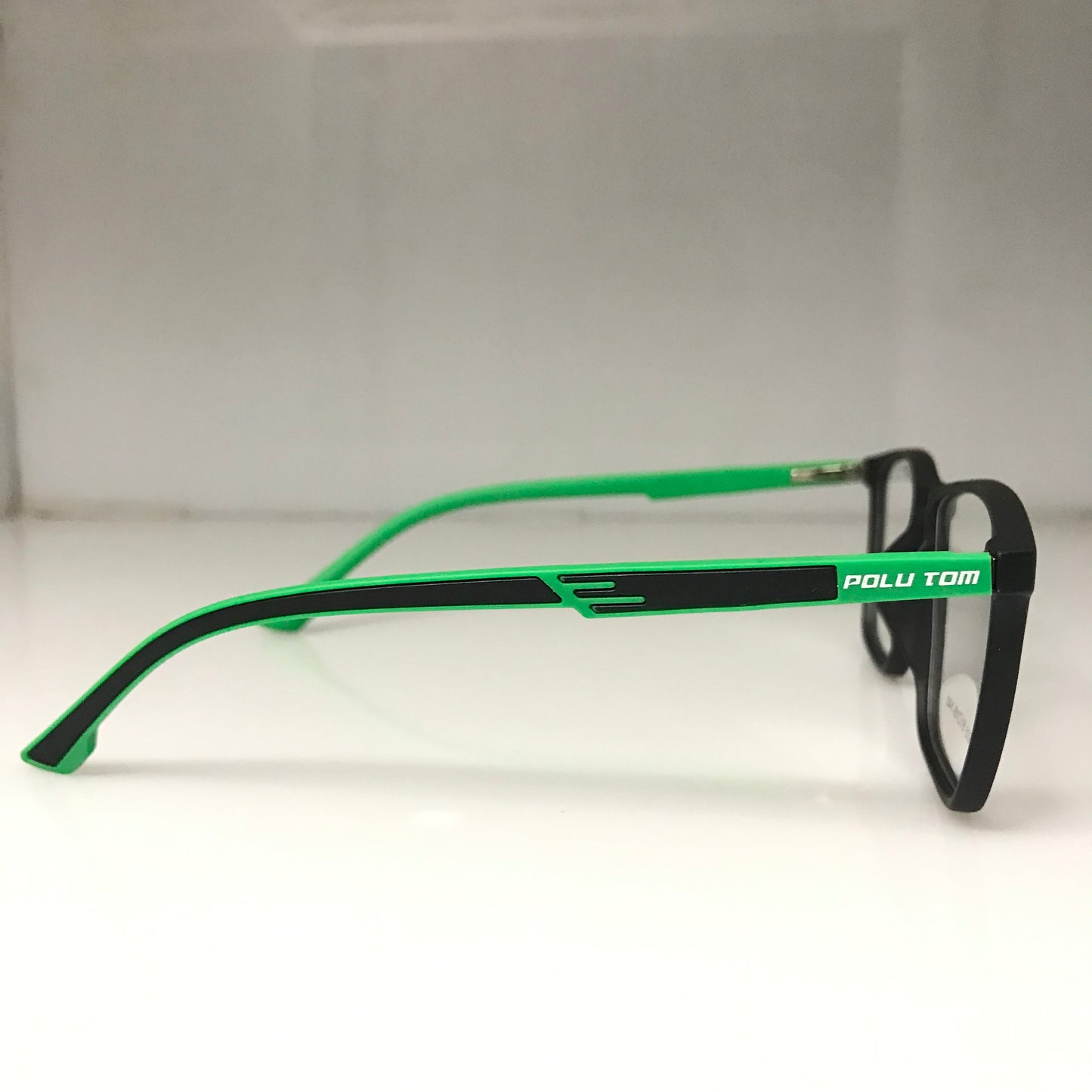 Cat eye glasses with attractive two color combination