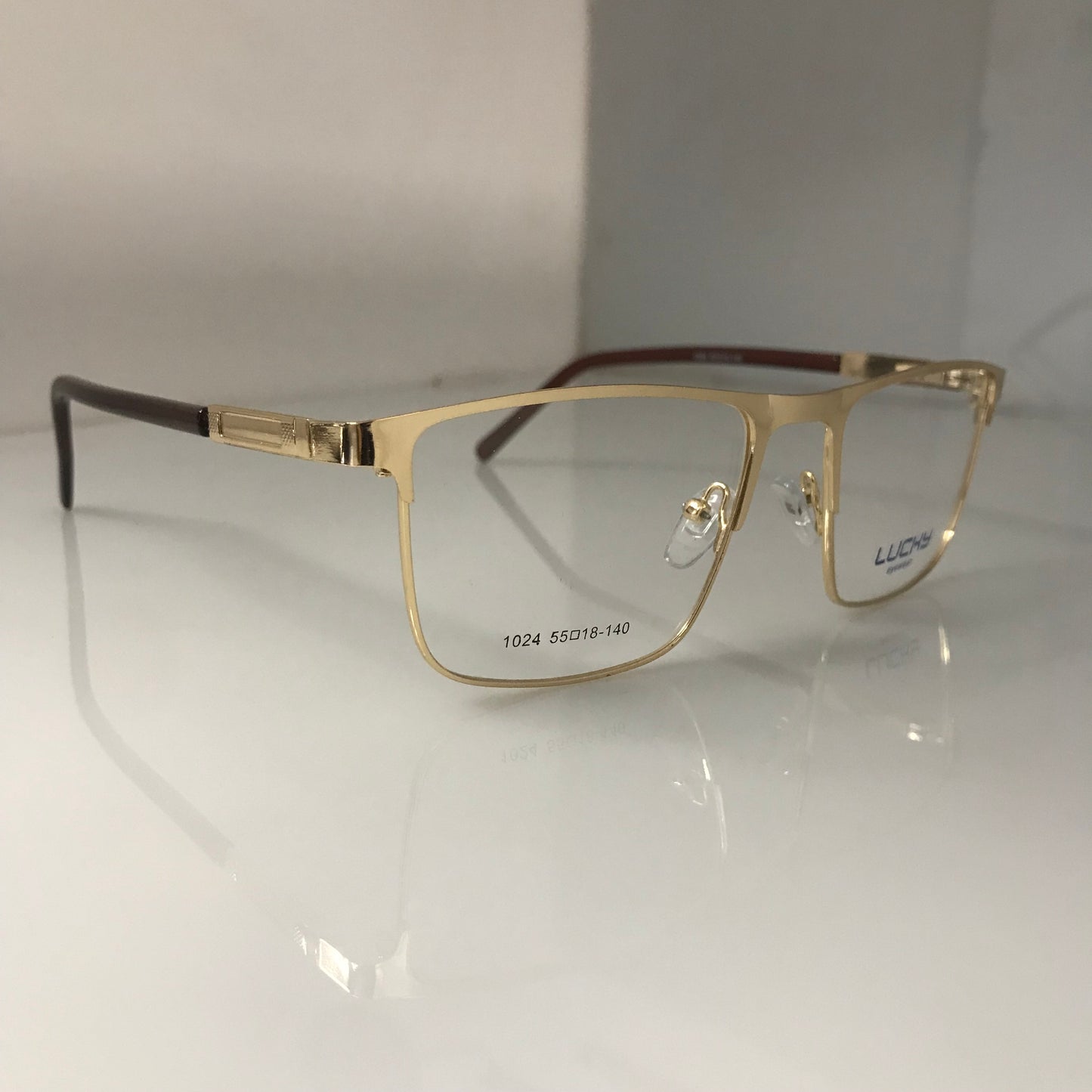 Bold side with our stylish rectangular flat glasses