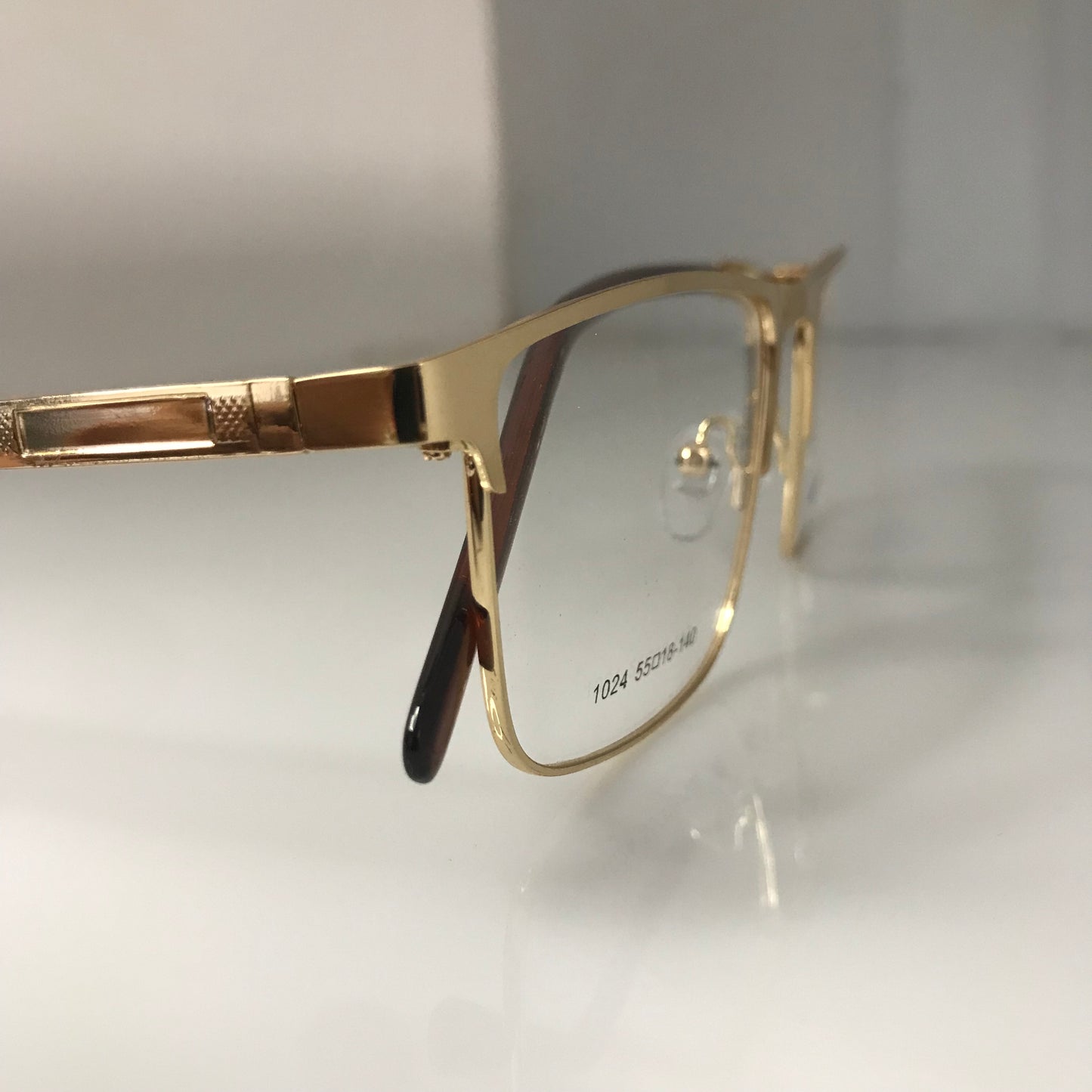 Bold side with our stylish rectangular flat glasses